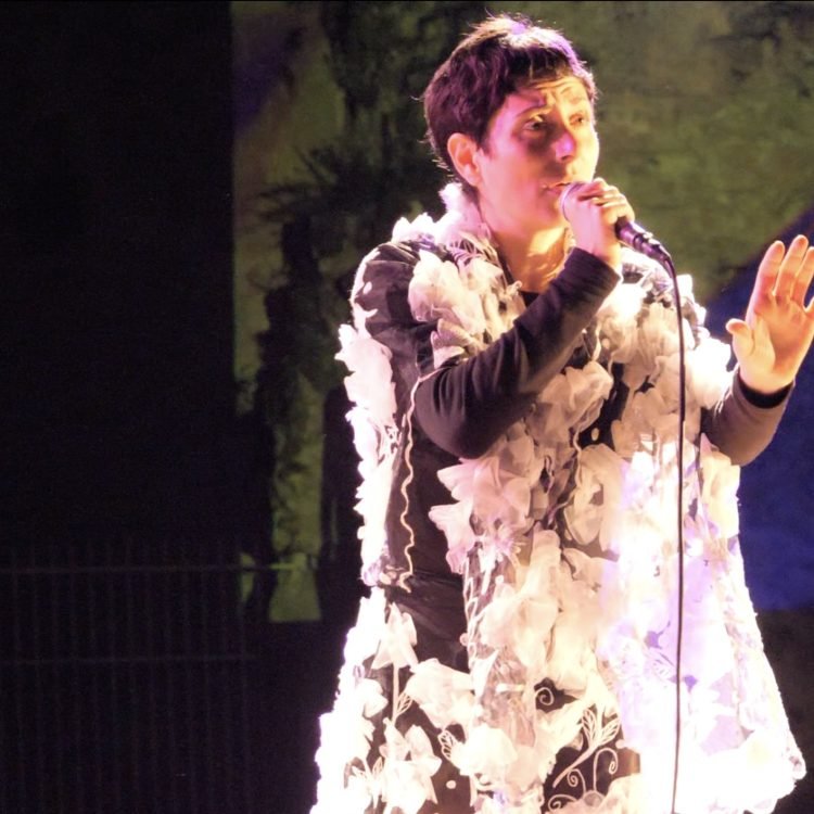 2026-chanteuse-scene-robe