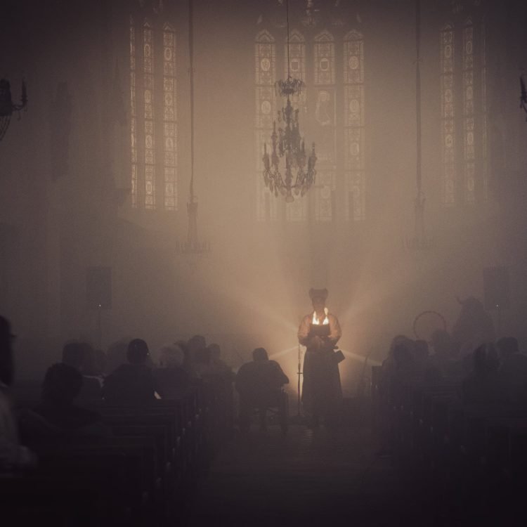 2026-eglise-faisceau-lumiere
